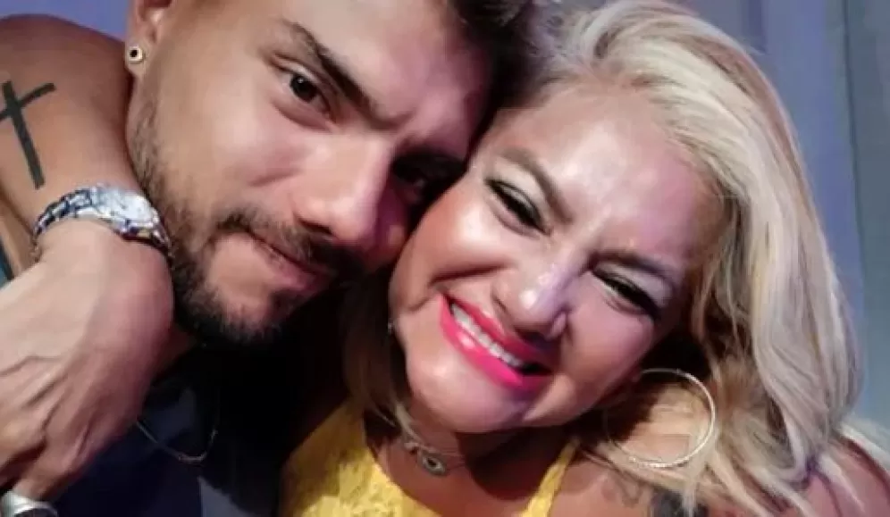 Video: Gladys La Bomba besó a su hijo en la boca y causó revuelo en las redes