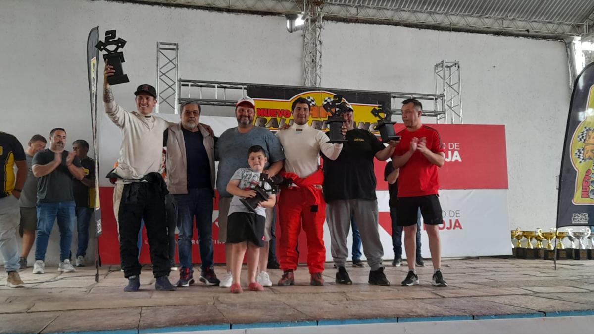 LLEGARON. Los hermanos Giorgi, Ezequiel (remera gris-navegante) y Pablo (a la par de blanco) fueron los únicos de la clase N-4 en completar el rally. 