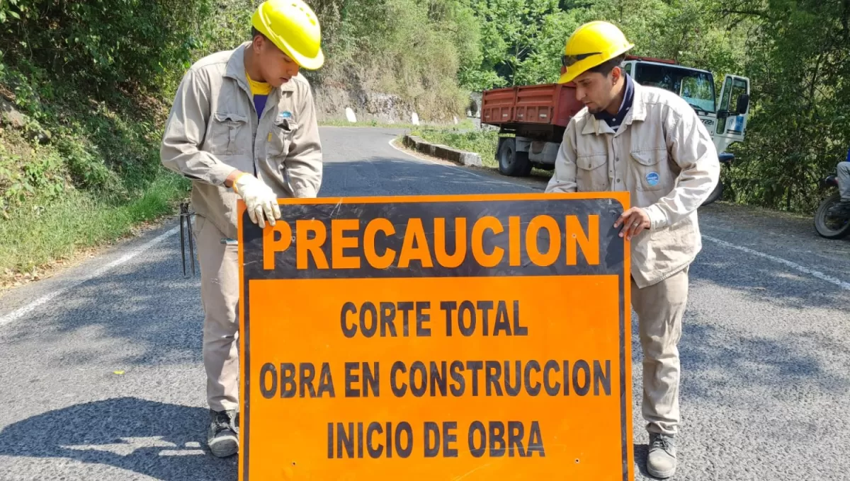 SEÑALIZACIÓN. Desde la comisaría de El Corte informan a los conductores de la interrupción del tránsito en el kilómetro 9,8.