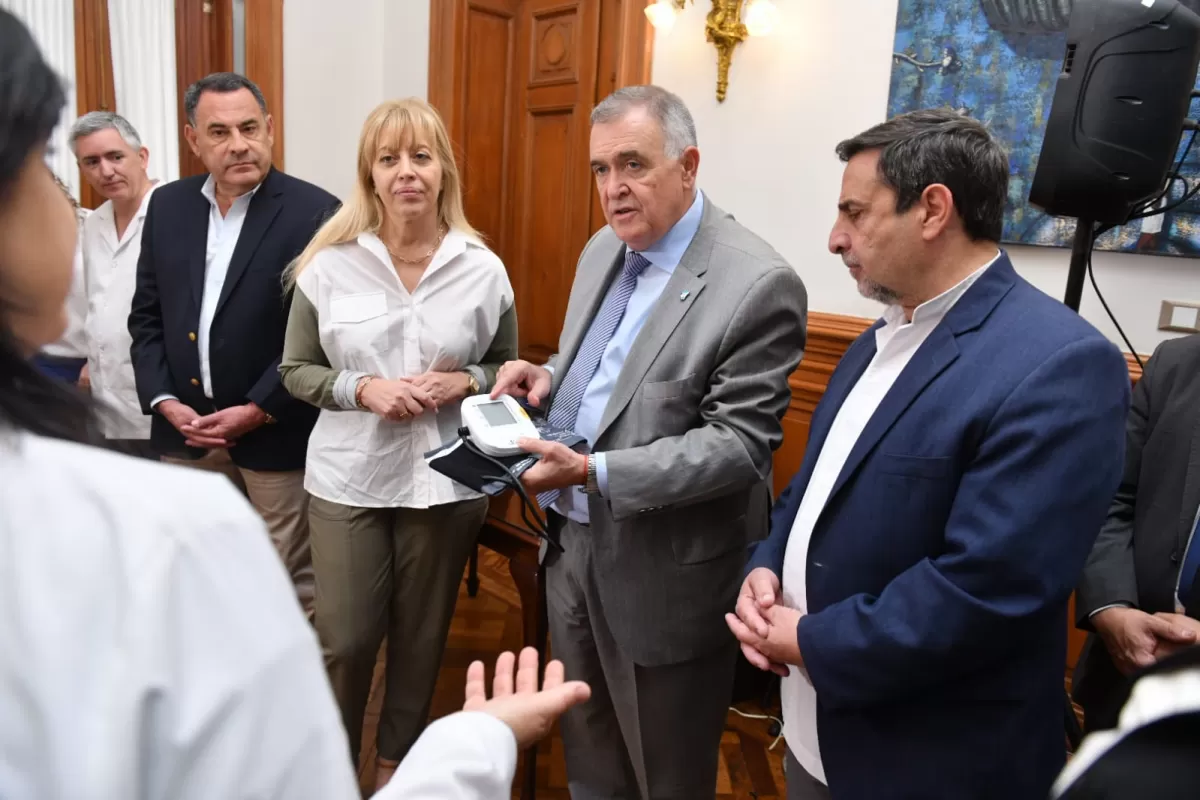 CHAHLA, JALDO Y MEDINA RUIZ en la entrega de dispositivos para el sector Salud. 