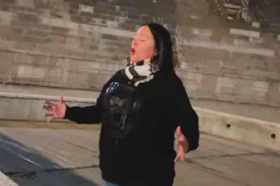 En Italia, una cantante tucumana improvisó un show en el Arena di Verona y sorprendió con su voz