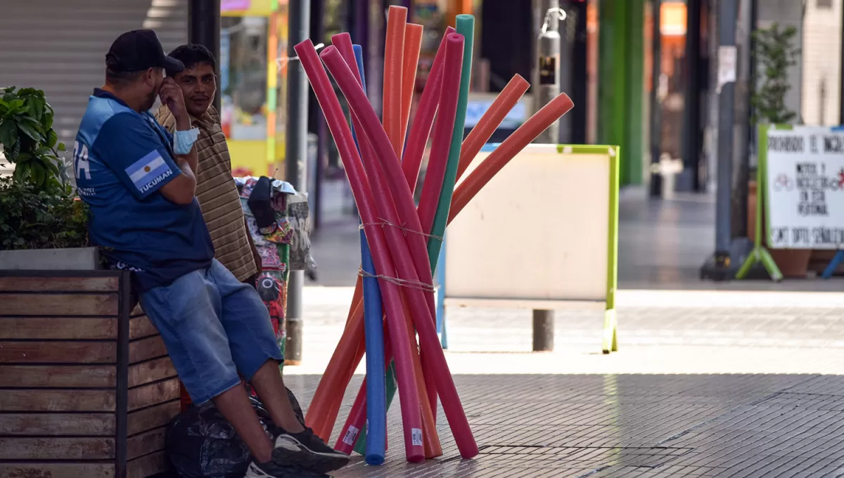 A LA SOMBRA. Uno de los refugios de los tucumanos para aguantar el calor intenso pronosticado para esta semana.