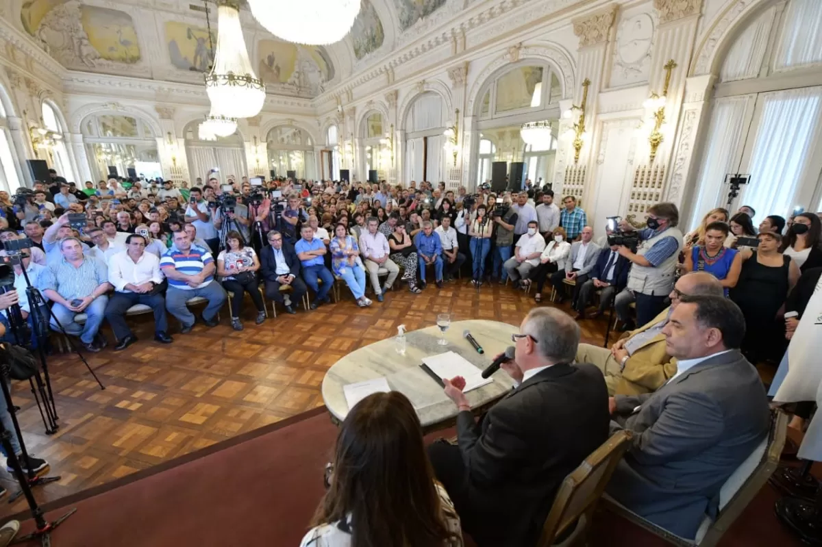 EN EL SALÓN BLANCO. Dirigentes y representantes gremiales participaron del anuncio realizado por el gobernador Jaldo.