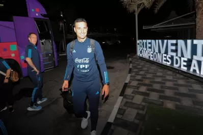 Mundial 2022: Scaloni llegó a Qatar y tiene 28 nombres para 26 lugares