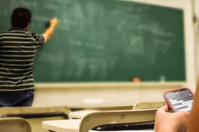 Una provincia prohibió el uso de teléfonos celulares en las escuelas