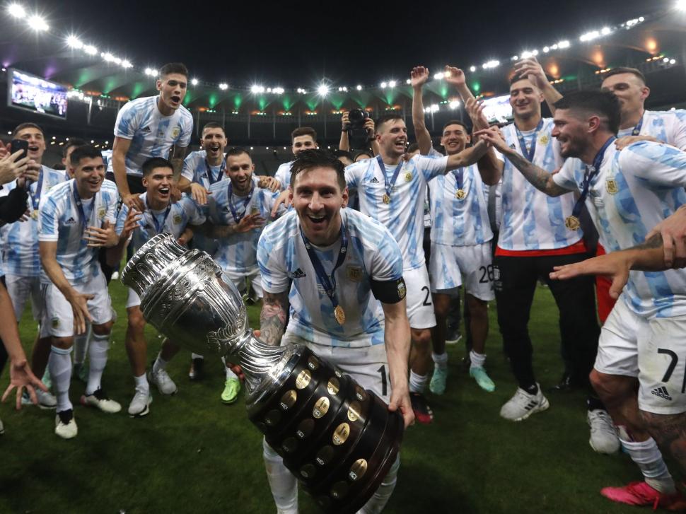 MOMENTO CUMBRE. Cuando Messi levanta la Copa América en el Maracaná, luego de vencer en la final a Brasil, a muchos fanáticos se les piantó un lagrimón. Un final digno para una serie llena de emoción.