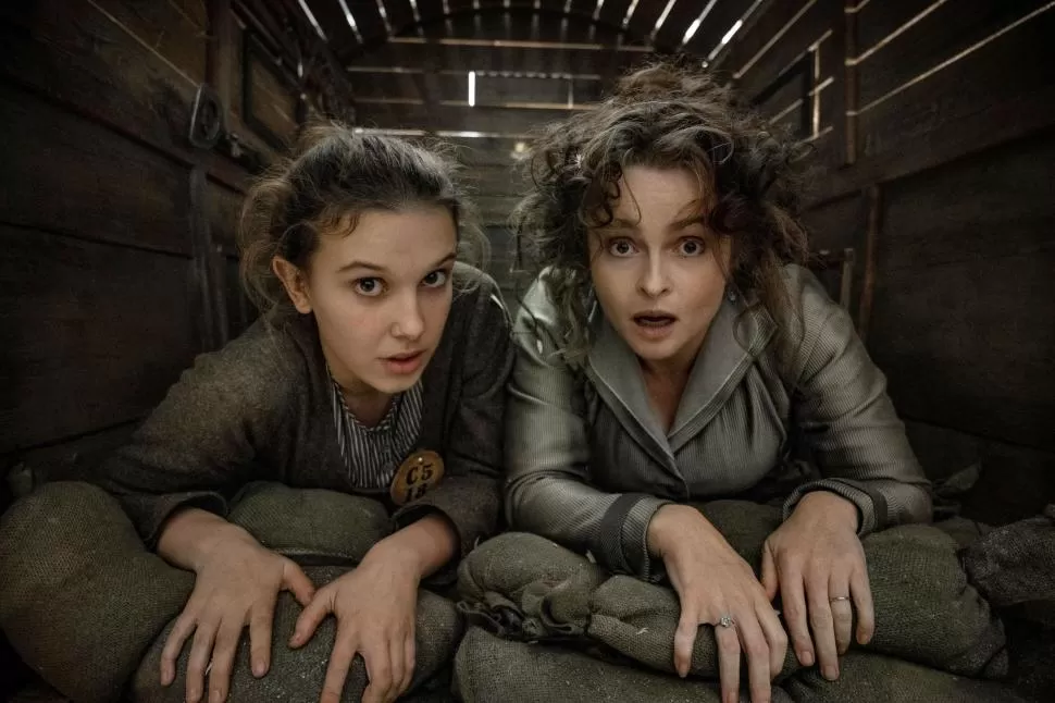 SIMPATÍA E INTELIGENCIA. Millie Bobby Brown actúa con Helena Bonham Carter, quien compone a su madre.  