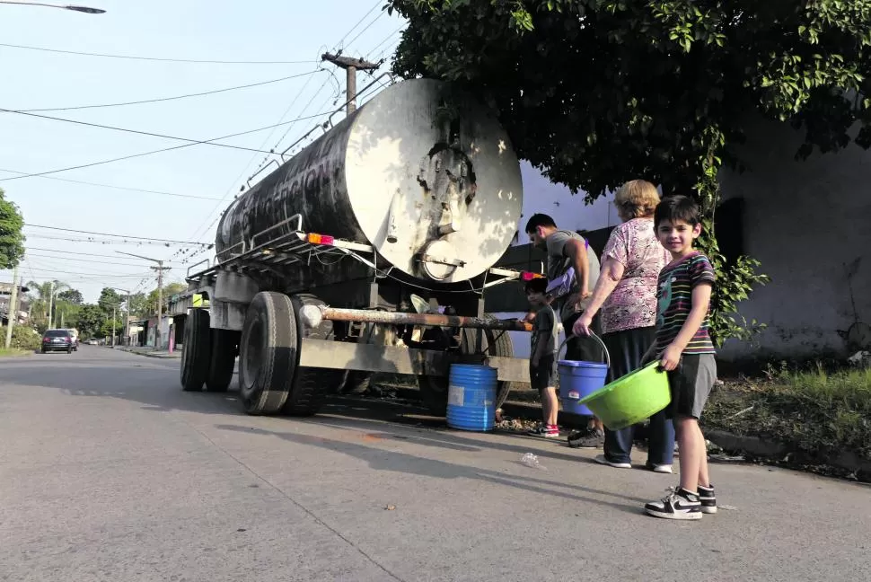 En Concepción, las familias deben cargar agua proveniente de camiones cisternas para su día a día 