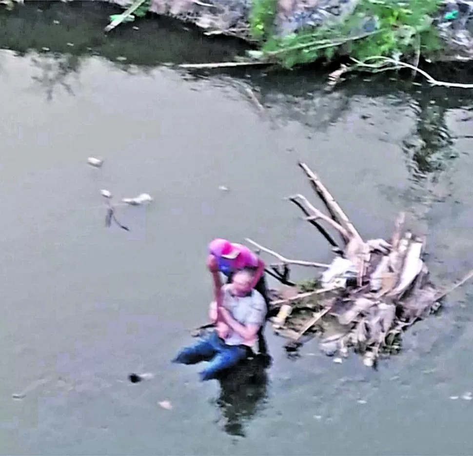 EN LOS VALLISTOS. La víctima fue empujada desde un puente.   
