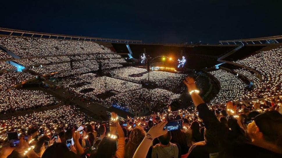 UN CORO MULTITUDINARIO. El público fue protagonista en el recital.