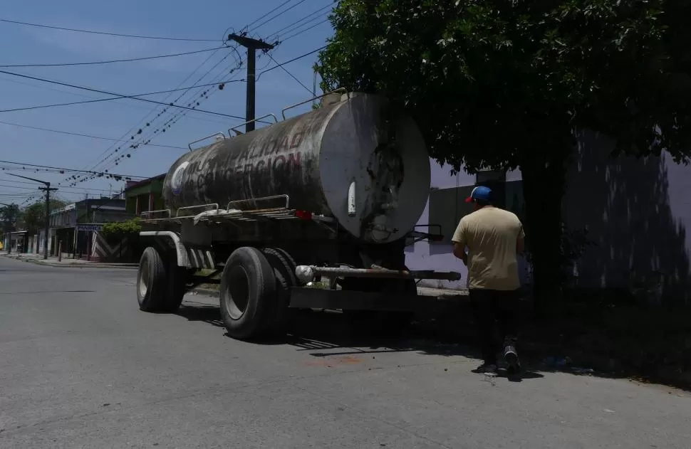 QUEJA. Los vecinos del barrio Zavalía dicen que la cisterna que se instaló en la esquina Dall´Asta y Santa Fe se quedó sin líquido el sábado. 