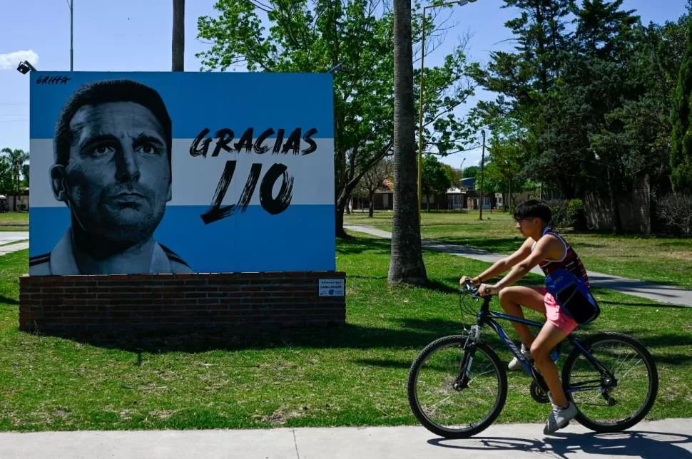 SIEMPRE PRESENTE. El rostro de Lionel Scaloni está pintado en un mural en el principal acceso de Pujato, su ciudad natal. Fotos AFP 