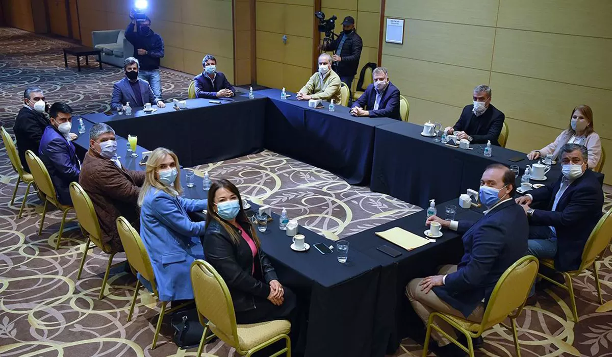 MITIN. Al igual que el encuentro de la foto, de hace un año y medio, referentes de Juntos por el Cambio en Tucumán volverán a reunirse el martes.