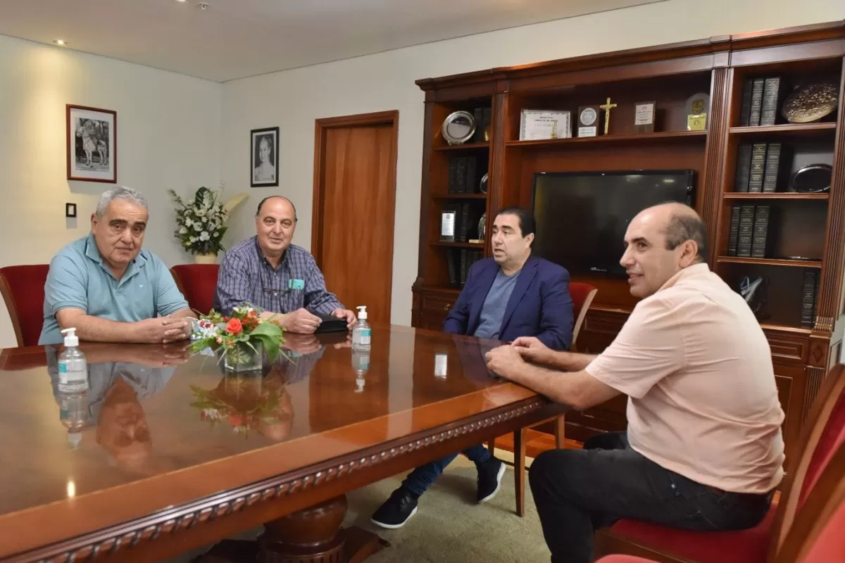 ENCUENTRO. Los representantes del Centro de Comercio de Aguilares dialogaron con Mansilla, en su despacho.