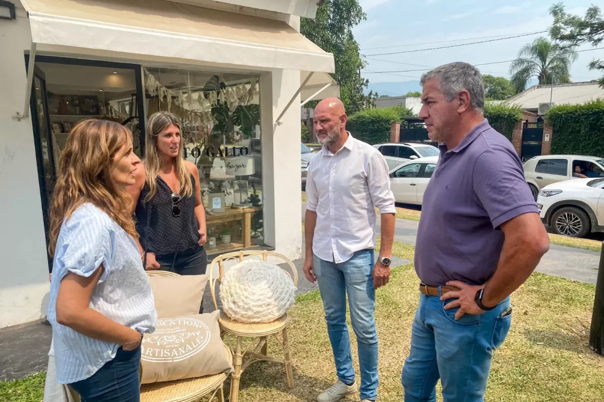 Malmierca habla con una emprendedora de Yerba Buena. 