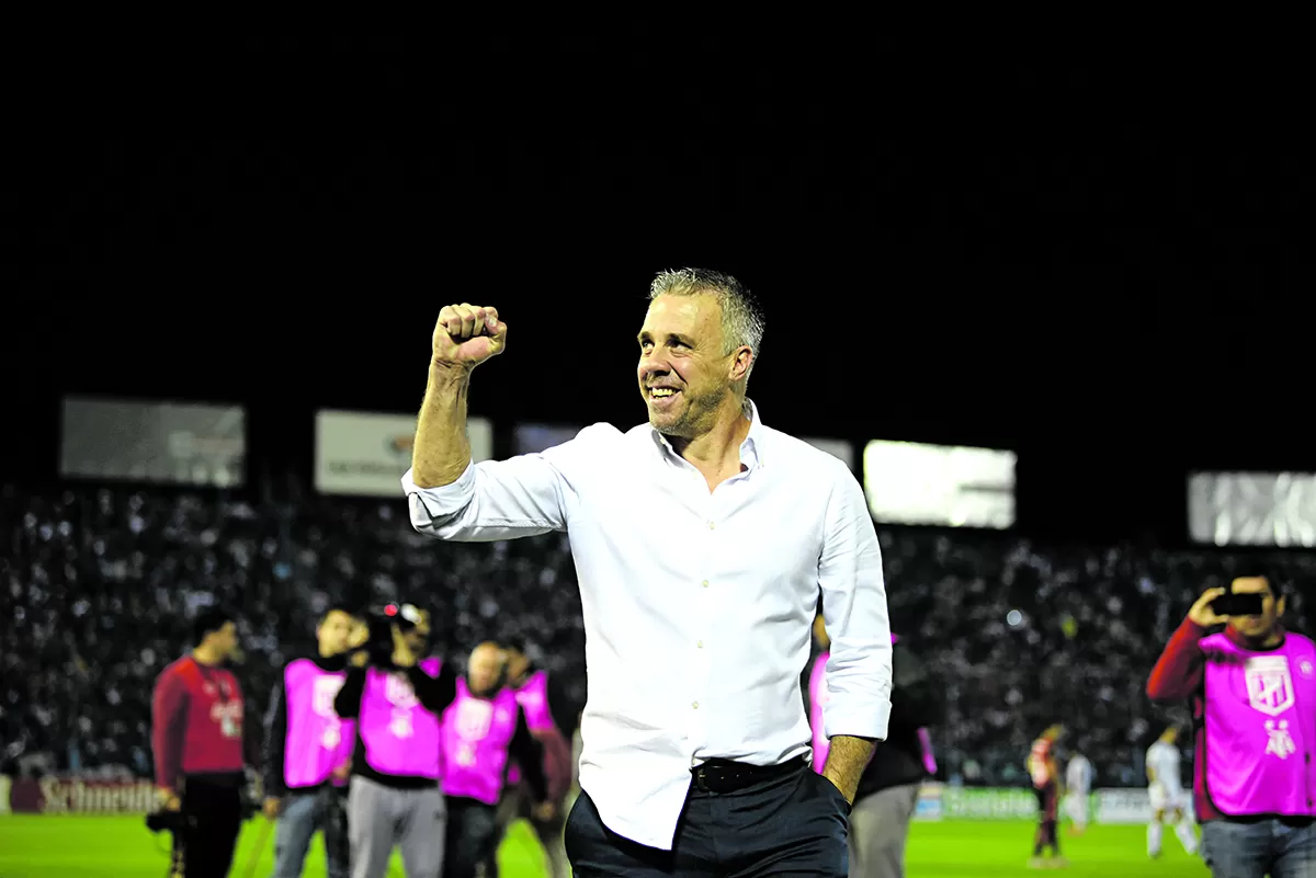 EN SINTONÍA. En la foto Lucas Pusineri levanta su puño en claro gesto de festejo, ayer los hinchas celebraron su continuidad.