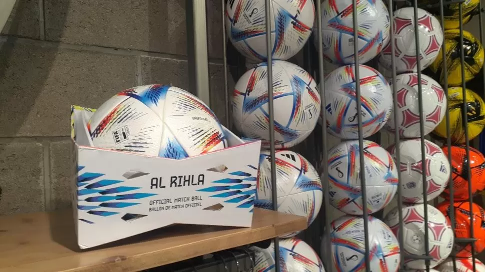 SE MIRA, PERO NO SE COMPRA. La versión tope de gama de la pelota “Al Rihla” cuesta 45 mil pesos y en los comercios tucumanos no es demasiada requerida. La Gaceta / fotos de Daniel Coronel