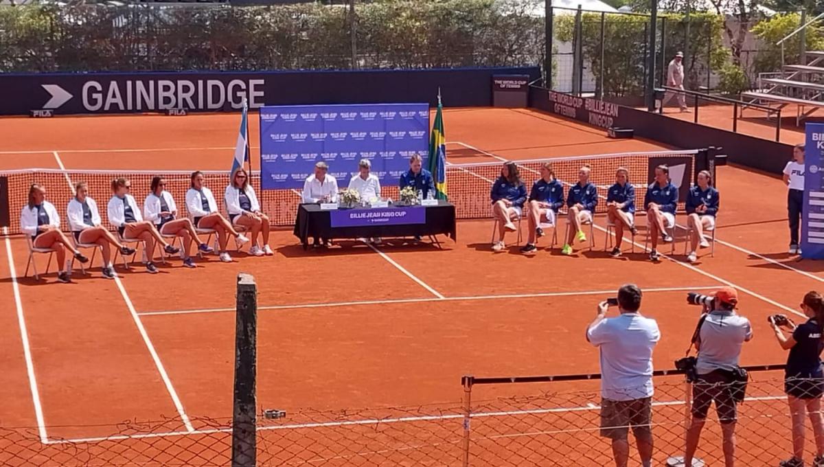 SORTEO. Las autoridades estuvieron acompañadas por las jugadoras de los dos países.