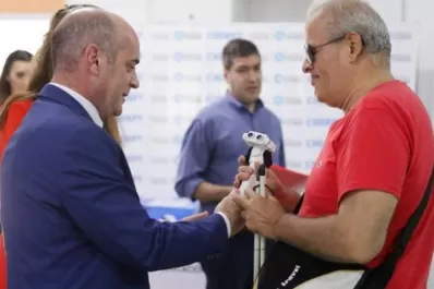 Entregaron bastones inteligentes a personas con discapacidad visual