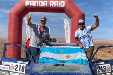 Con un auto precario, dos argentinos recorrieron el Sahara en una cruzada solidaria