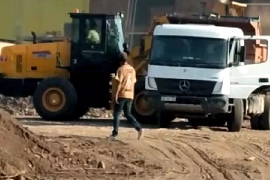 OBRAS. Los vecinos y autoridades del colegio solicita que se paren los trabajos hasta que haya un fallo de fondo.