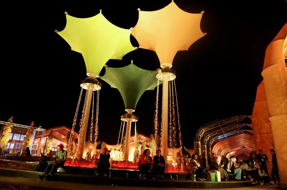 “ZONA VERDE”. Alrededor de las conferencias hay lugares para pasear, decorados con material reciclado.  