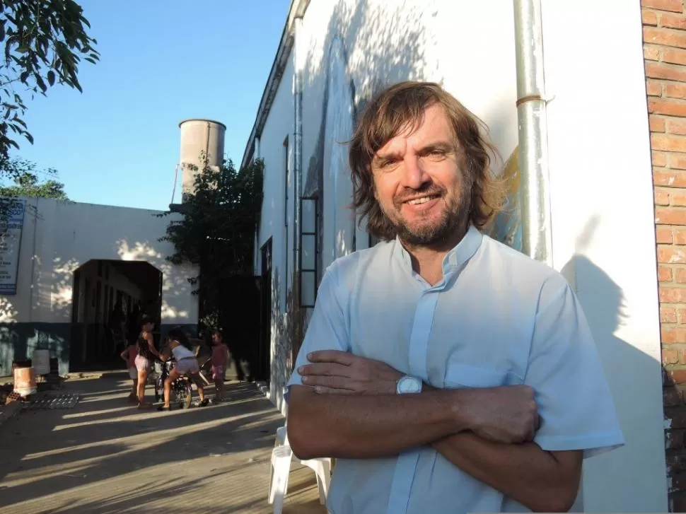 UN CURA VILLERO. El padre Pepe creó en 2008 con otros pares el programa “El Hogar de Cristo”. Radio Maria