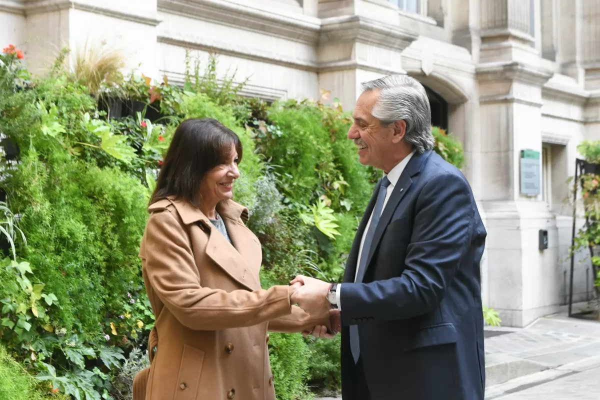 Alberto Fernández se reunió con la alcaldesa de París