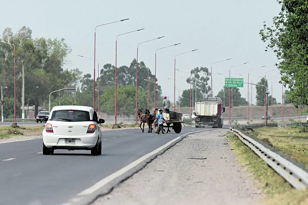 INSEGURIDAD. Los cruces irregulares  son moneda corriente, como se ve en las imágenes.