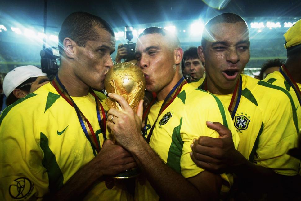 UN RECUERDO. Brasil, levantar la copa en el Mundial de Japón-Corea de 2002, fue el último seleccionado en dar la vuelta olímpica. reuters (archivo)