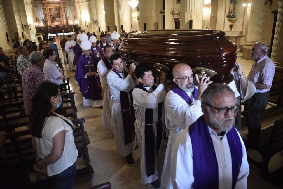 TRASLADO. Los sacerdotes llevan a pulso el féretro para ser enterrado. 