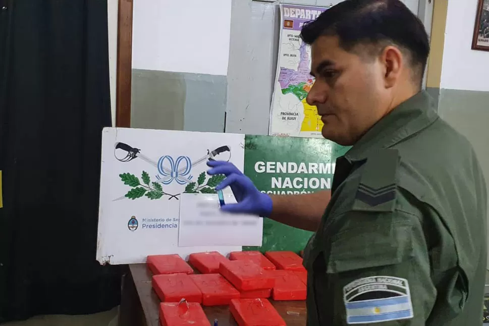 Ocultaban más de 15 kilos de cocaína en dos mochilas