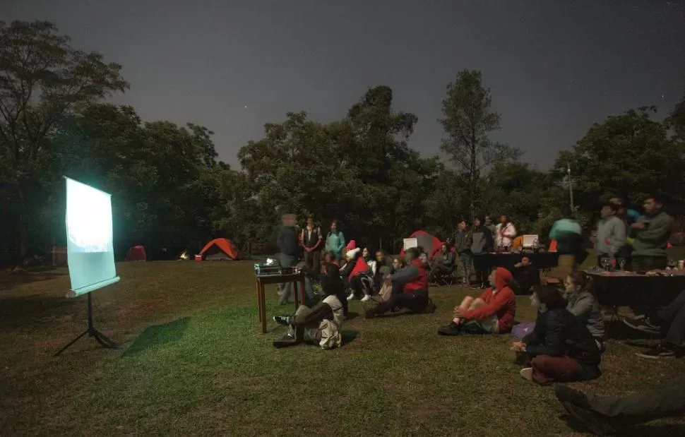A LUZ DE LA LUNA. Los viajeros durante la charla sobre astronomía 