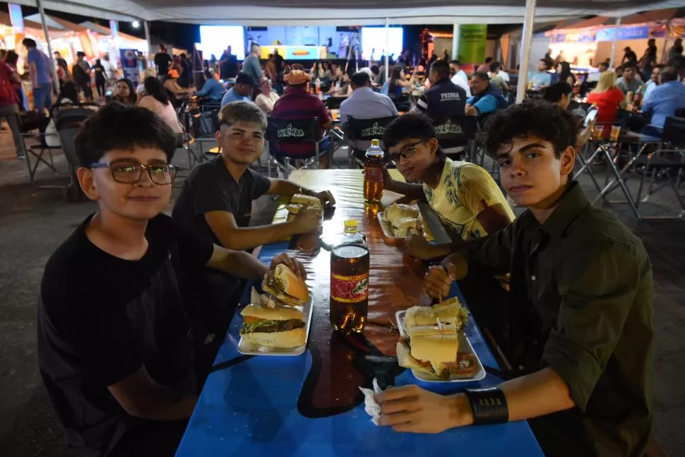 ANTES DE LA LLUVIA. Jóvenes, chicos familias y amigos convergieron en el predio de la Sociedad Rural para probar los sánguches de milanesa. la gaceta /fotos de diego araoz 