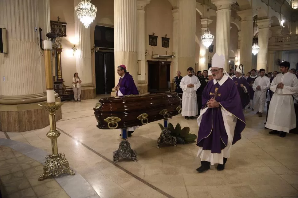 OFICIO RELIGIOSO. Pasado el mediodía, comenzó la misa de exequias para despedir al ex arzobispo de Tucumán, monseñor Alfredo Zecca. LA GACETA / FOTOs DE Osvaldo Ripoll