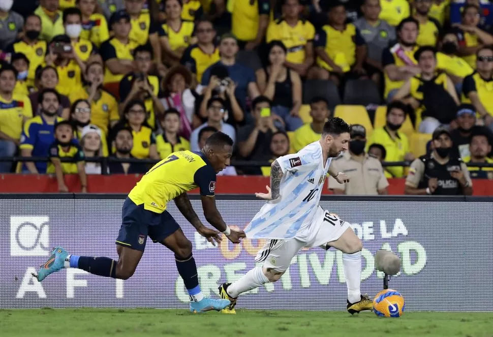 PENDIENTES DE MESSI Y DE LA SELECCIÓN. Cuando empiece a rodar la pelota en Qatar, el país estará pendiente de la selección de fútbol. reuters (archivo) 