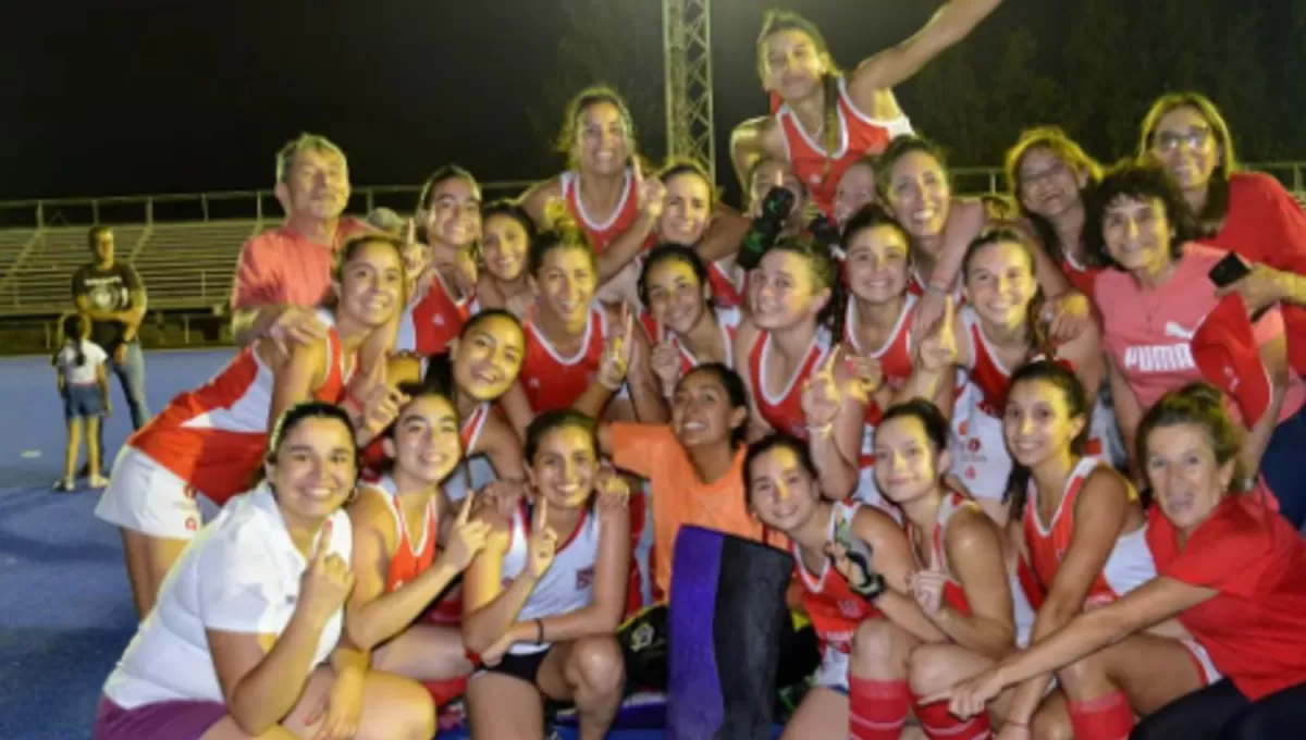 FESTEJO. Las chicas de Los Tarcos Rojo se consagraron en Natación y Gimnasia.