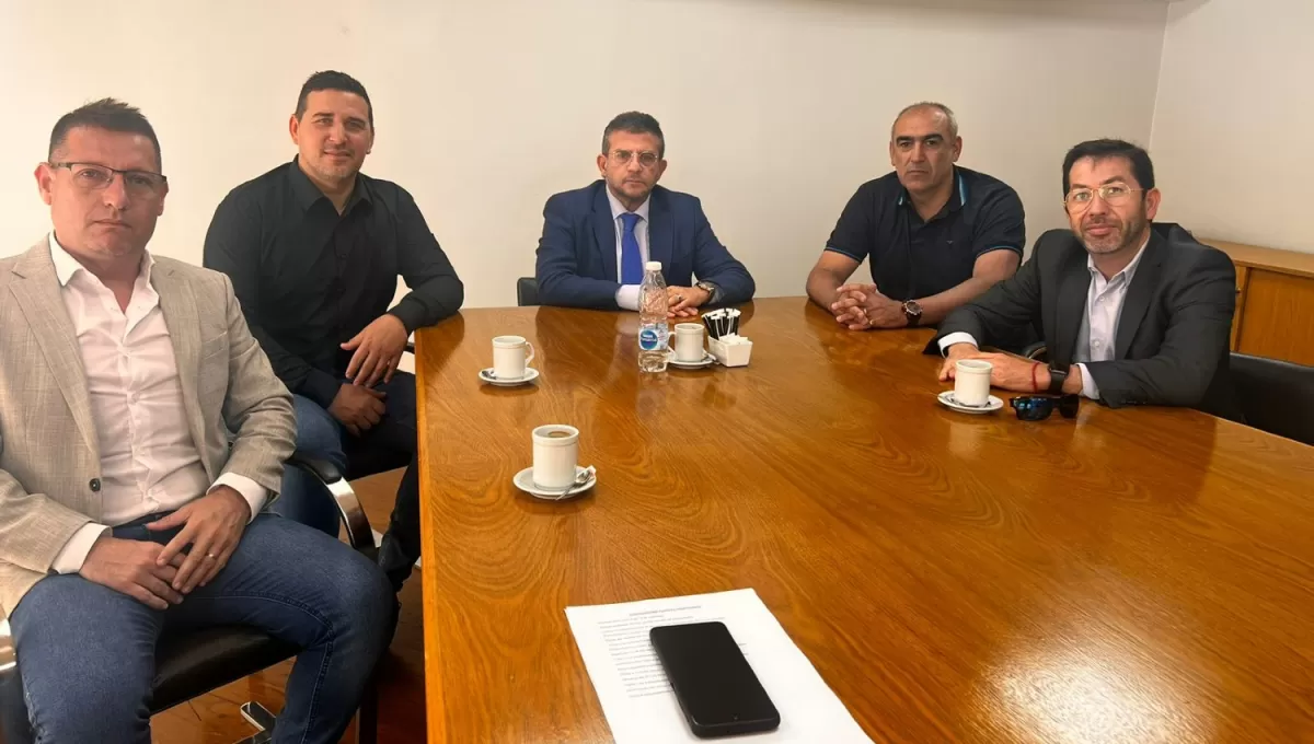 OFICIAL. Bruno Sogno, Alexis Ferrero, Carlos Cisneros, Iván Delfino y Hugo Ledesma acordaron la llegada del DT.