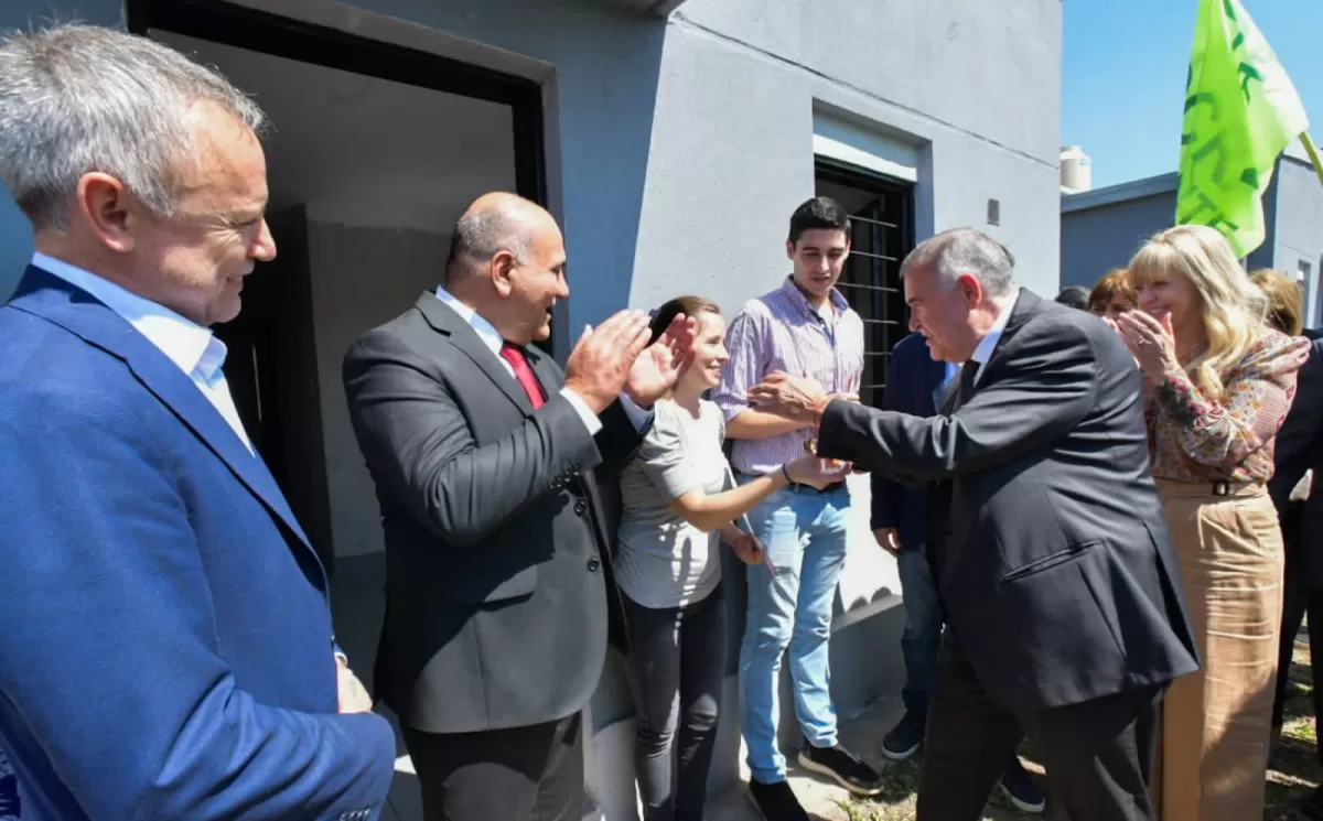 CASAS RECUPERADAS. Jaldo formó parte de la entrega de viviendas en Manantial Sur.