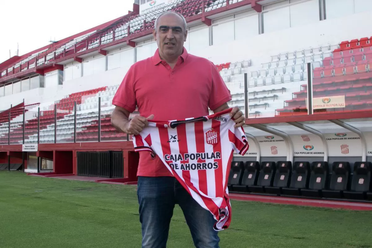 Delfino, siendo presentado en el estadio La Ciudadela.