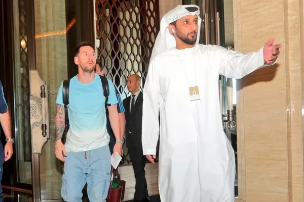 Messi, Paredes y Di María llegaron a Abu Dabi y se sumaron a la Selección Argentina