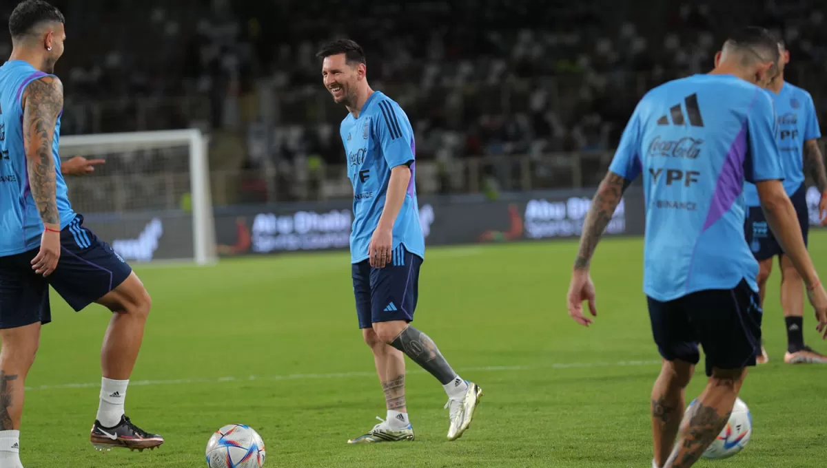 CALENTANDO MOTORES. Con Lionel Messi a la cabeza, la Selección Argentina entrenó en Abu Dabi.