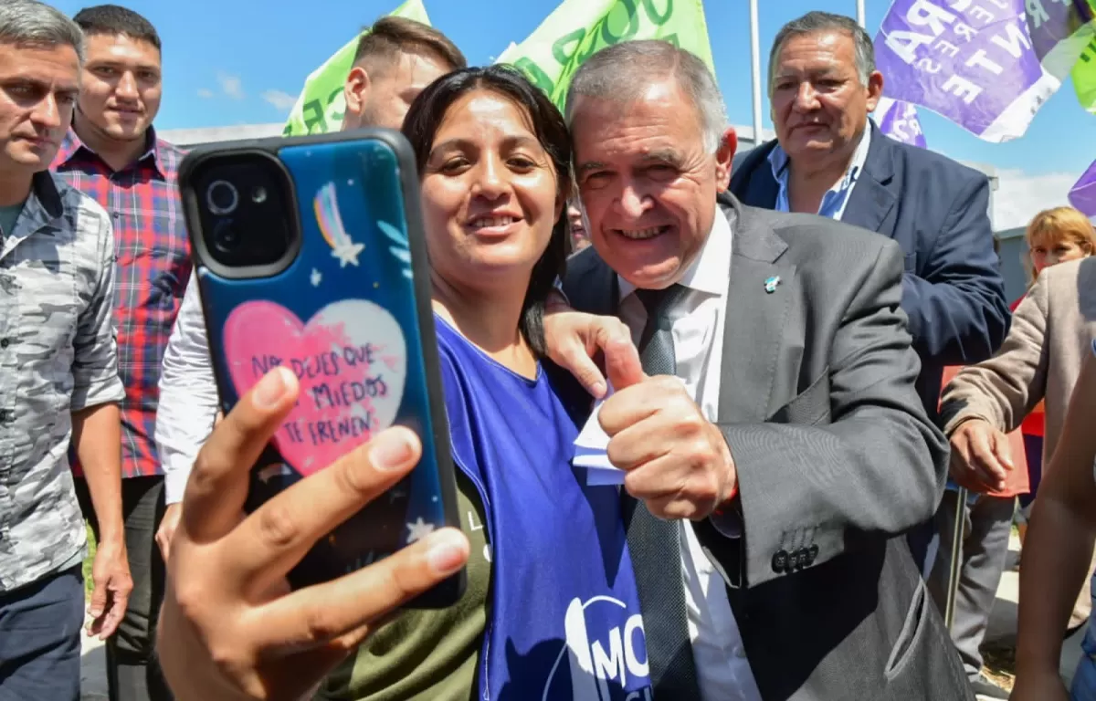 GOBERNADOR. Osvaldo Jaldo, en un acto de entrega de viviendas, junto a una ciudadana que le había pedido una selfie. Foto de Twitter @OsvaldoJaldo