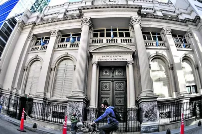 El “dólar Qatar” vale $ 44 más que el “blue” y caen las reservas