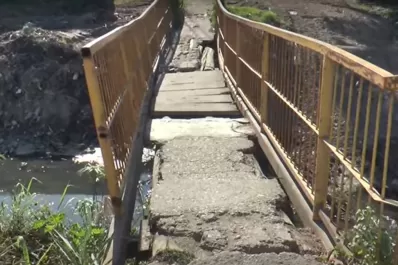 Un puente peatonal, a punto de caer: Vecinos reclamaron por las malas condiciones