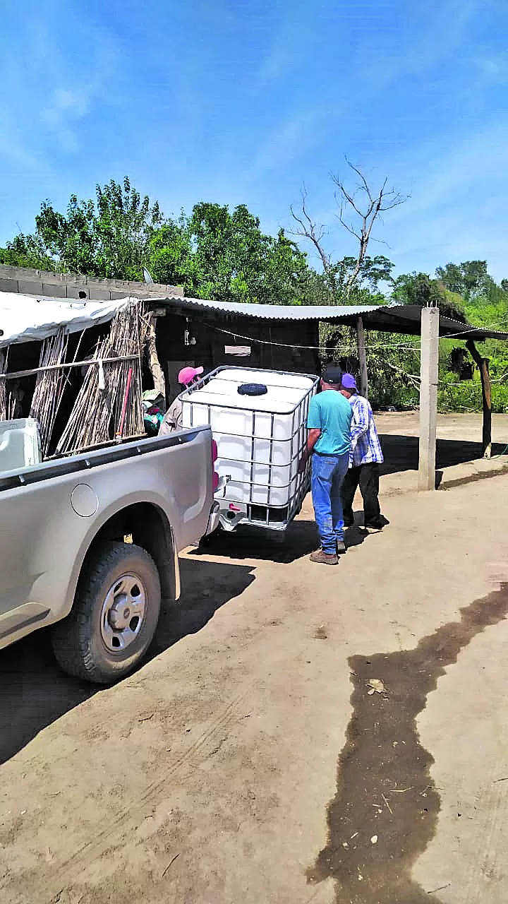 APORTE OFICIAL. Un tanque de 1.000 litros y unos ocho bidones.  