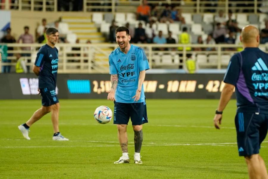 Mundial de Qatar: así son los exclusivos botines que usará Messi para jugar y que deslumbraron al Chiqui Tapia