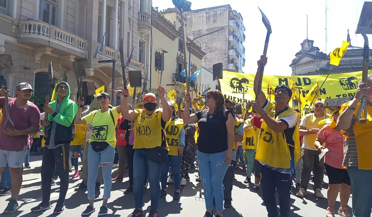 EL FOCO EN OTRO LADO. Referentes de organizaciones sociales se distancian de la metodología de entrar a los súper a pedir comida, aplicada ayer por seguidores de Raúl Castells.