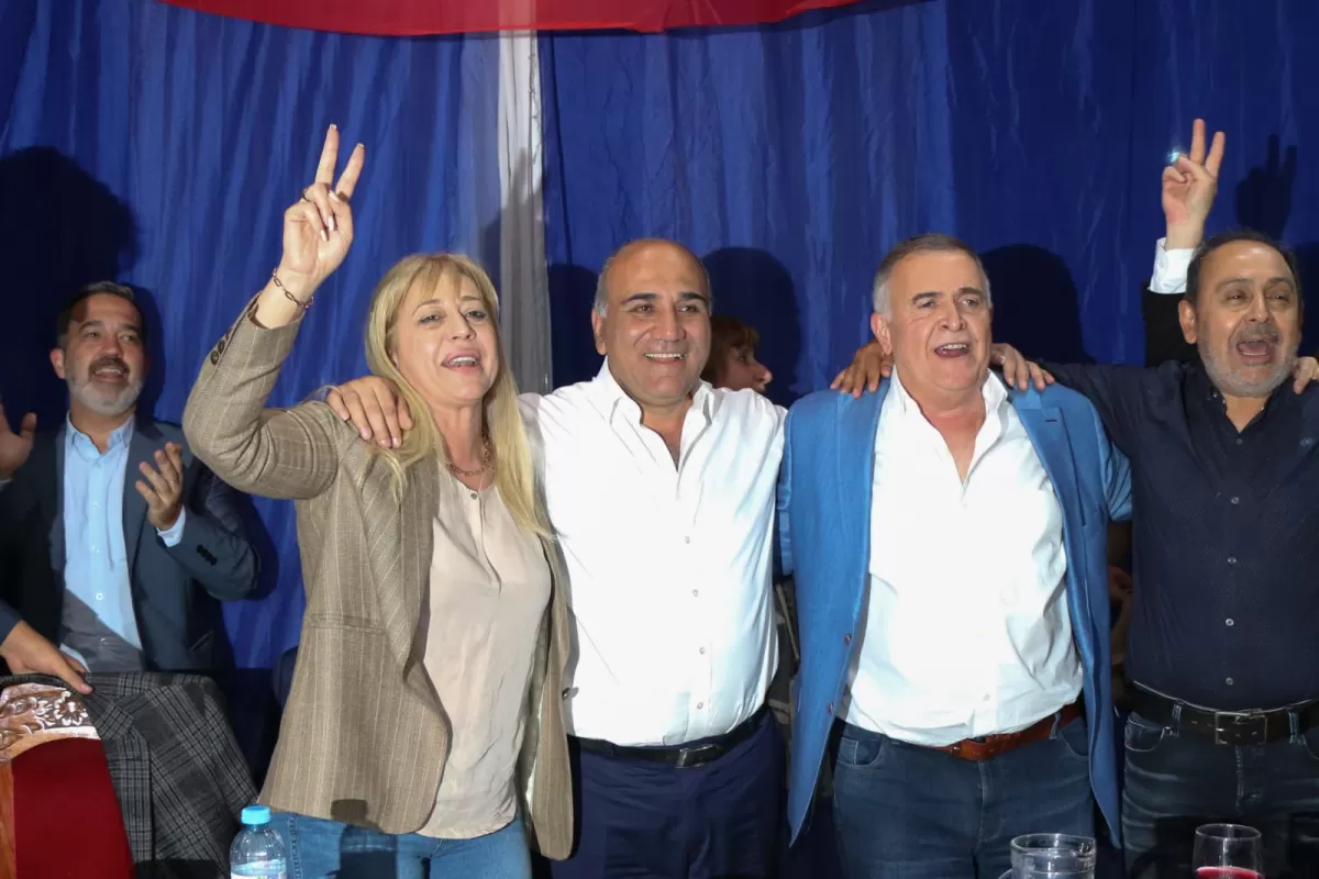 EN UN ACTO EN BURRUYACU. Rossana Chahla, junto a Juan Manzur y a Osvaldo Jaldo, en un encuentro organizado por el legislador Jorge Leal. Foto de Twitter @RossanaChahla