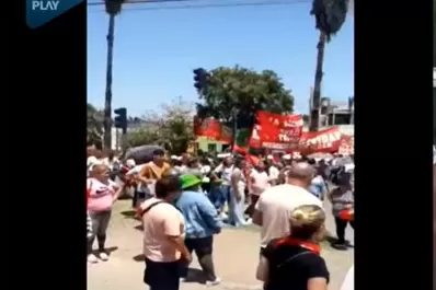 Otro movimiento social reclamó a una cadena de supermercados bolsones navideños